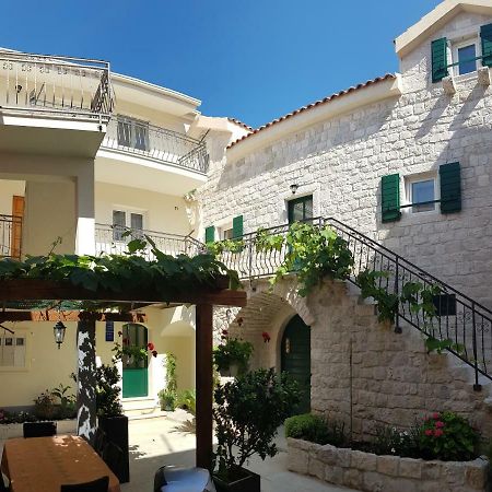 Apartments Dvor - Ap1, Ap2, Ap3 Baška Voda Екстериор снимка