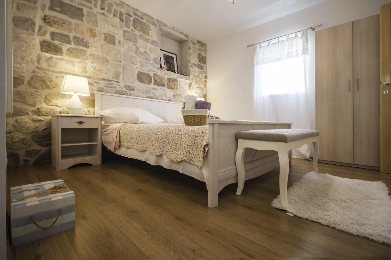 Apartments Dvor - Ap1, Ap2, Ap3 Baška Voda Екстериор снимка