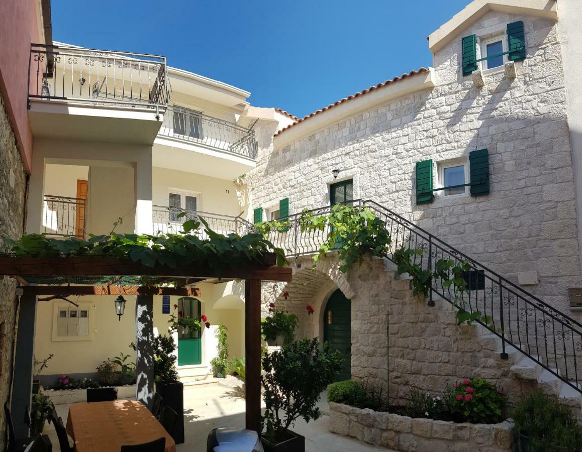 Apartments Dvor - Ap1, Ap2, Ap3 Baška Voda Екстериор снимка